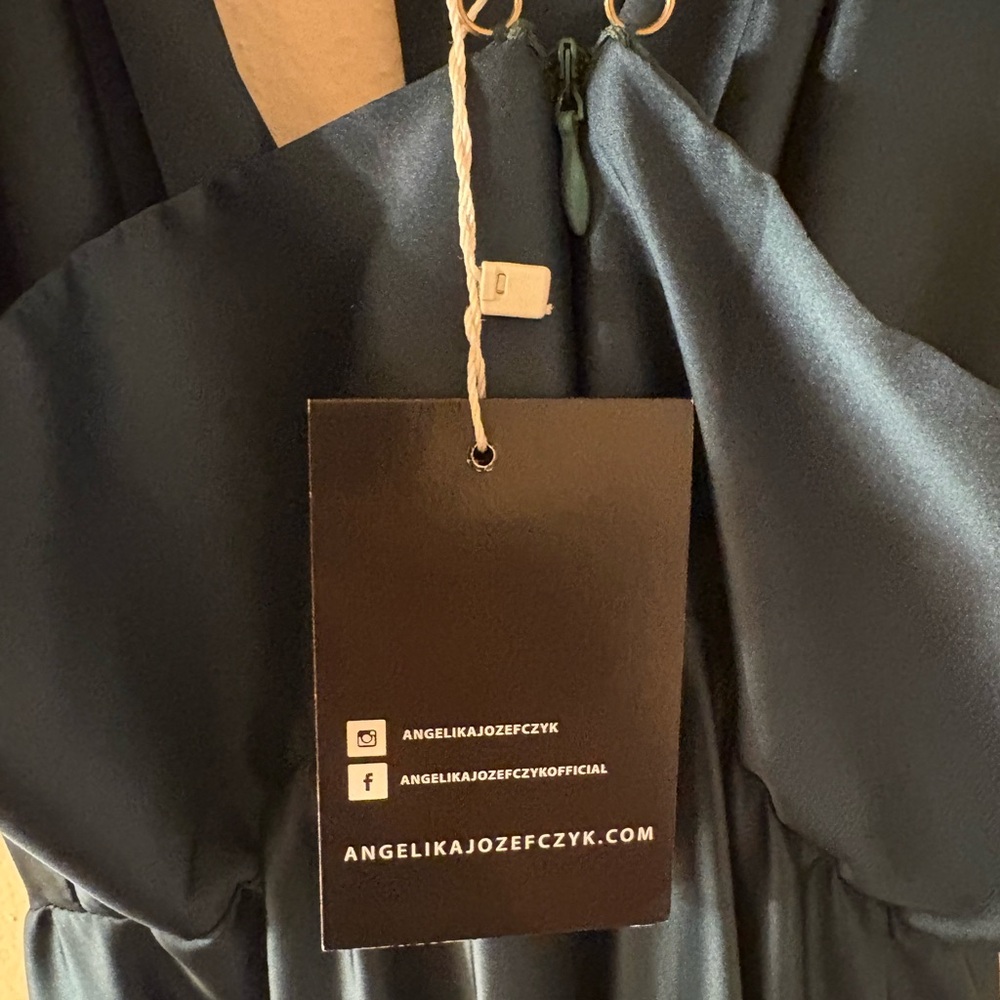 NWT wolf & badger Angelika Jozefczyk long satin emerald evening gown - Picture 7 of 7